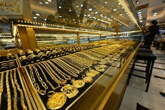 서울 종로구 귀금속 거리 상점 매대에 팔찌, 목걸이 등 다양한 종류의 금 제품이 진열돼 있다. 도준석 전문기자