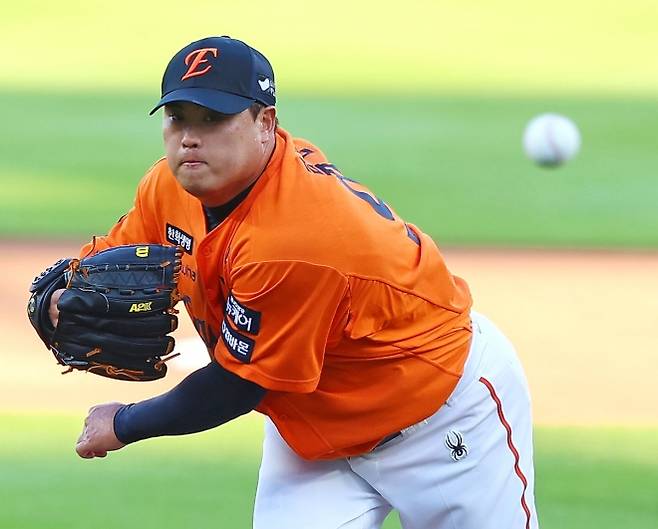 역투하는 류현진, ‘김광현과 맞대결’ - 26일 대전 한화생명 볼파크에서 열린 프로야구 2025 신한 SOL 뱅크 KBO리그 SSG 랜더스와 한화 이글스 경기. 1회초 한화 류현진이 역투하고 있다. 2025.7.26 대전 연합뉴스