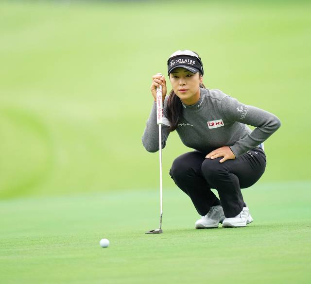 그린을 읽고 있는 윤이나. 사진 제공=BMW 레이디스 챔피언십 조직위
