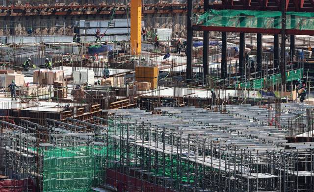 서울 시내의 한 아파트 건설 현장에서 노동자들이 작업을 하고 있다. 뉴스1