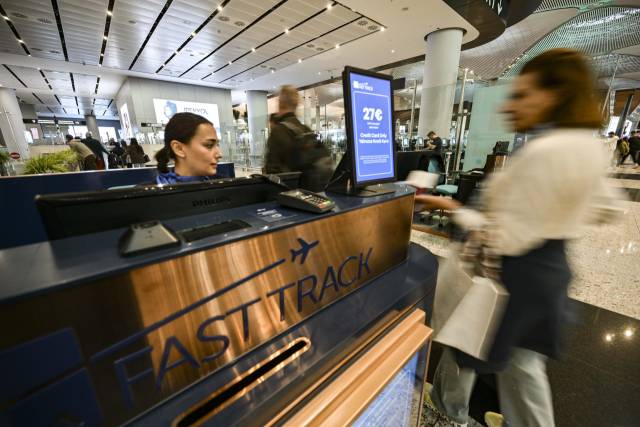 17일 오후(현지시간) 이스탄불공항에서 외국인 이용객이 이가패스를 이용해 출국장으로 들어가고 있다. 사진=인천공항사진기자단 제공