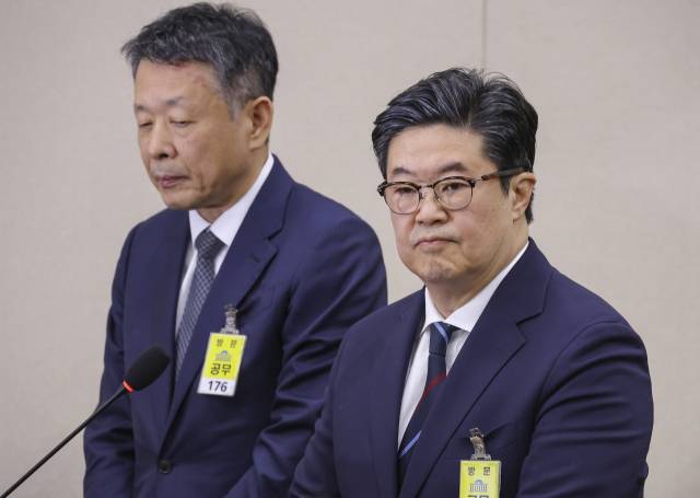 김병주(오른쪽) MBK파트너스 회장과 김광일 홈플러스 대표이사가 이달 14일 국회 정무위원회에서 열린 2025년도 공정거래위원회 국정감사에서 홈플러스의 상황에 대해 설명하고 있다. 연합뉴스