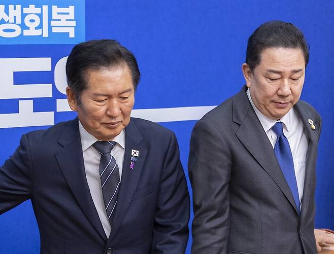 더불어민주당의 정청래 대표와 김병기 원내대표가 10월20일 서울 여의도 국회에서 열린 사법개혁특별위원회 사법개혁안 발표에 입장하고 있다. ⓒ연합뉴스