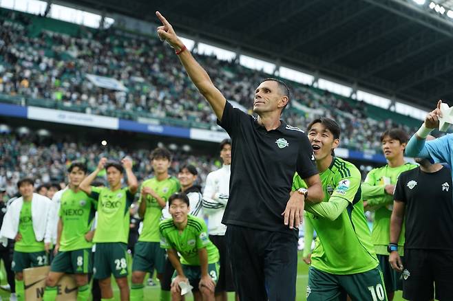 거스 포옛 전북 감독이 18일 전주월드컵경기장에서 열린 수원FC와 K리그1 정규 33라운드 홈경기에서 승리해 통산 10번째 정상을 확정한 뒤 환호하는 홈팬들에게 감사를 전하고 있다. 사진제공｜전북 현대