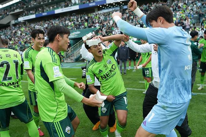 송민규, 이승우, 송범근(왼쪽부터) 등 전북 선수들이 18일 전주월드컵경기장에서 열린 수원FC와 K리그1 33라운드 홈경기를 승리해 통산 10번째 우승을 확정한 뒤 신나는 춤사위를 선보이고 있다. 사진제공｜전북 현대