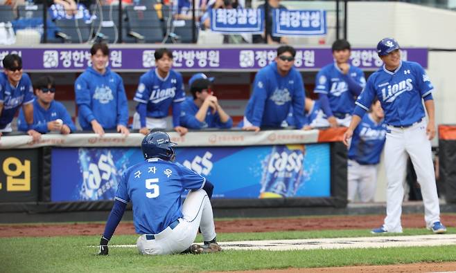 19일 대전 한화-삼성의 PO 2차전서 구자욱(왼쪽)이 홈에 파고들다가 런다운에 걸려 아웃되자 이종욱 삼성 3루 주루코치가 허탈하게 웃고 있다. 단기전인 PS에선 3루 주루코치의 판단 하나하나가 경기 결과에 영향을 줄 수 있어 스트레스가 극심하다. 뉴시스