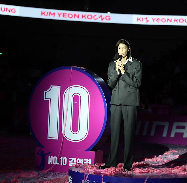 김연경이 18일 인천 삼산월드체육관에서 열린 2025~2026시즌 V리그 개막전 흥국생명-정관장전 직후 은퇴식에서 팬들에게 작별인사를 하고 있다. 흥국생명 제공