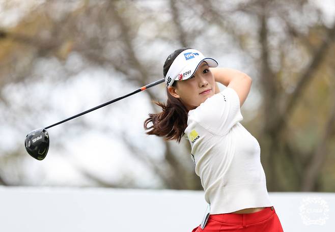 이율린이 19일 경기 양주시 레이크우드 컨트리클럽에서 열린 KLPGA 투어 상상인·한경 와우넷 오픈 최종 라운드 도중 2번 홀에서 티샷을 하고 있다. KLPGA 제공