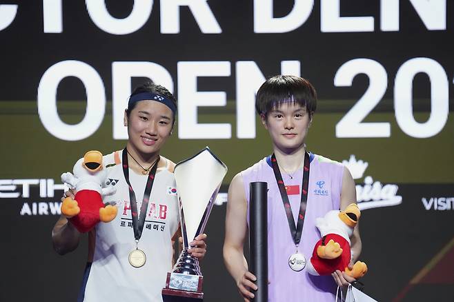 안세영이 19일 덴마크 오덴세에서 열린 2025 세계배드민턴연맹(BWF) 월드 투어 슈퍼 750 덴마크오픈에서 우승한 뒤 왕즈이와 기념촬영을 하고 있다.    오덴세 | AP연합뉴스