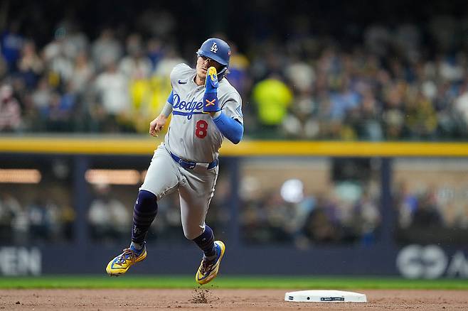 LA 다저스 키케 에르난데스가 15일 밀워키와의 NLCS 2차전에서 2회초 2루를 돌아 3루로 달리고 있다. Getty Images코리아