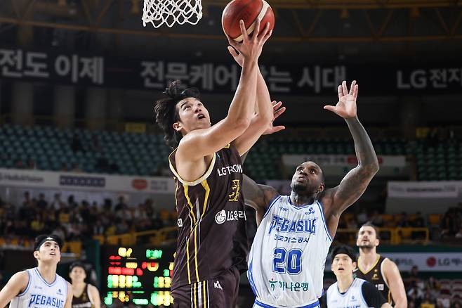 슛하는 LG 칼 타마요.   KBL 제공