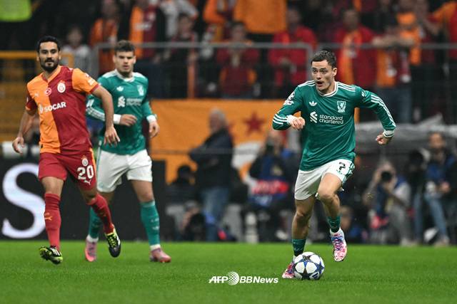 갈라타사라이전에서 플로리안 비르츠(오른쪽). /AFPBBNews=뉴스1