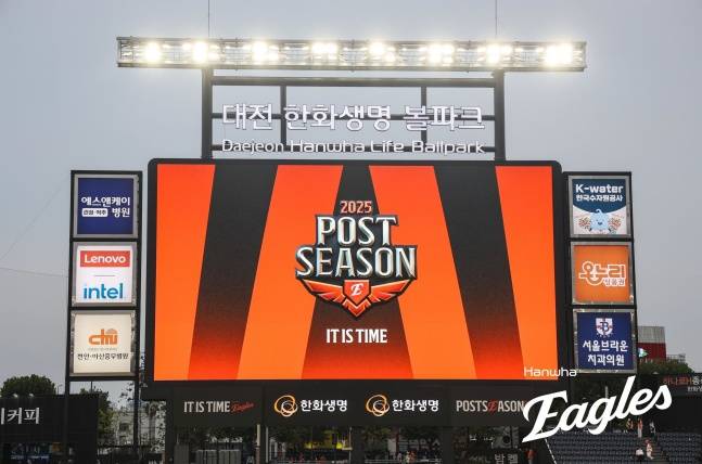 한화 구단이 18일 대전한화생명볼파크에서 열린 2025 KBO 포스트시즌 플레이오프 1차전애서 전광판을 통해 포스트시즌 시작을 알렸다. /사진=한화 이글스 제공