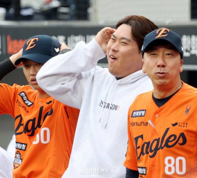 한화 류현진(가운데). /사진=강영조 선임기자