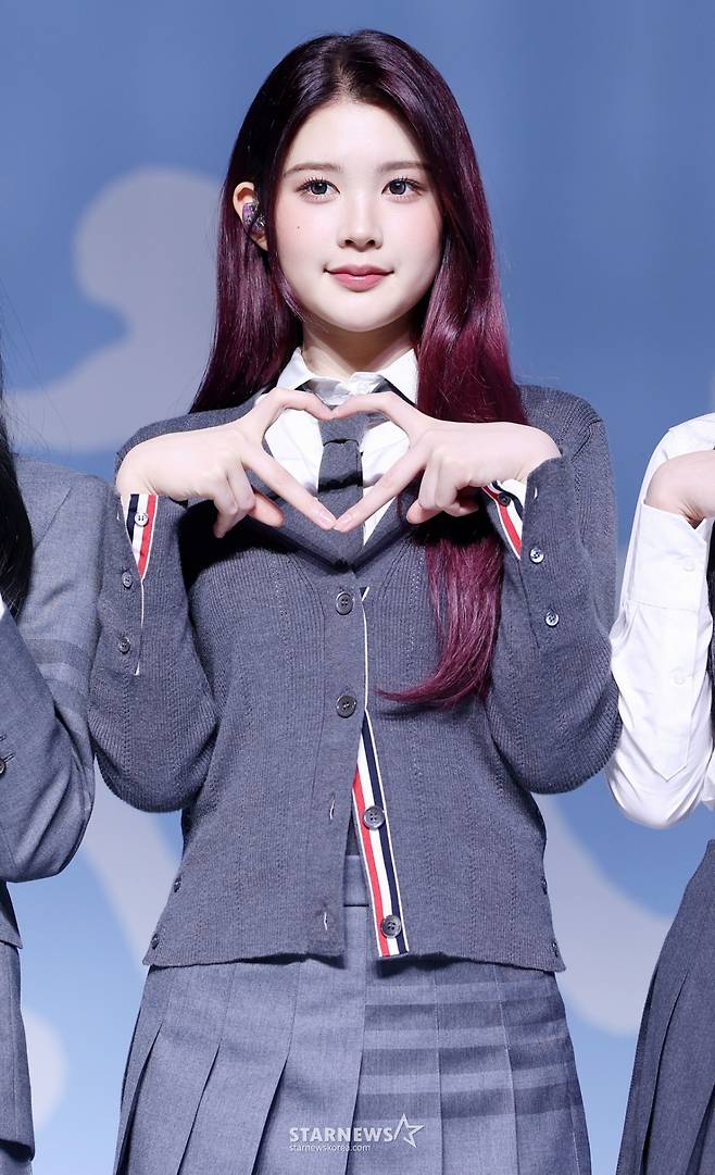 그룹 하츠투하츠 에이나가 20일 서울 용산구 블루스퀘어에서 진행된 첫 미니앨범 'FOCUS' 발매 기념 쇼케이스에서 포즈를 취하고 있다. /2025.10.20 /사진=김휘선 hwijpg@