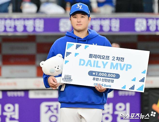 19일 오후 대전한화생명볼파크에서 열린 '2025 신한 SOL Bank KBO 포스트시즌' 삼성 라이온즈와 한화 이글스의 플레이오프 2차전 경기, 삼성이 선발투수 최원태의 7이닝 1실점 완벽투에 힘입어 한화에게 7:3의 스코어로 승리하며 시리즈 전적 1승1패로 균형을 맞췄다.  플레이오프 2차전 데일리MVP를 수상한 삼성 최원태가 포즈를 취하고 있다. 엑스포츠뉴스 대전, 김한준 기자