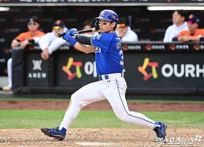 삼성 라이온즈 외야수 김성윤이 19일 대전 한화생명 볼파크에서 열린 한화 이글스와의 2025 신한 SOL Bank KBO 포스트시즌 플레이오프(5전 3선승제, 한화 1승) 2차전에서 멀티 히트로 팀 승리에 힘을 보탰다. 사진 김한준, 박지영 기자