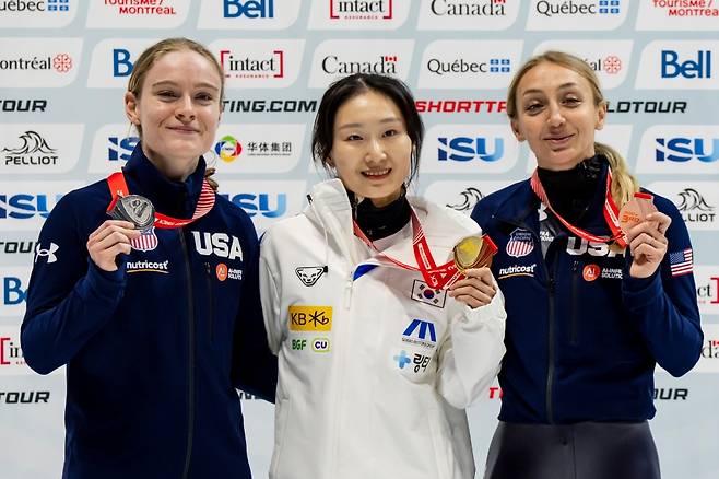 한국 여자 쇼트트랙 간판 최민정이 20일 캐나다 퀘벡주 몬트리올 모리스 리처드 아레나에서 열린 2025-2026 ISU 쇼트트랙 월드투어 2차 대회 여자 1500m 결승에서 2분17초399의 기록으로 금메달을 목에 걸었다. AP 연합뉴스