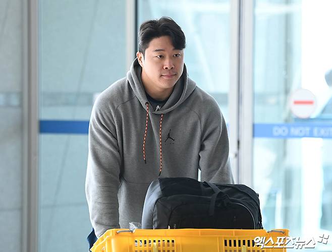 NC 다이노스가 2024 스프링캠프를 위해 지난해 1월 30일 오전 인천국제공항을 통해 미국 애리조나로 출국했다.   NC 서의태가 출국장으로 향하고 있다. 엑스포츠뉴스 DB