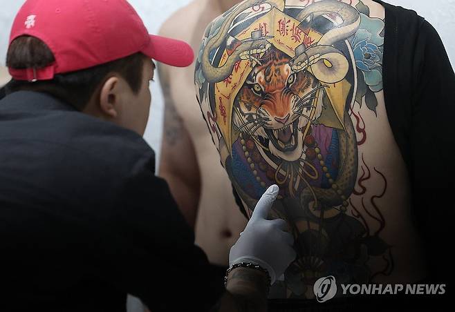 화려하고 정교한 예술세계 8월31일 광진구 파이팩토리에서 열린 2025 한국문신전에서 타투 경연대회가 열리고 있다.[연합뉴스 자료사진]