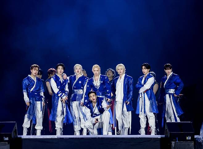 푸른 한복 입은 스트레이 키즈 [JYP엔터테인먼트 제공. 재판매 및 DB 금지]