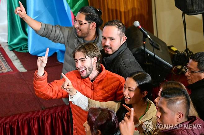 기뻐하는 볼리비아 대통령 당선인 지지자들 [라파스 AFP=연합뉴스. 재판매 및 DB 금지]