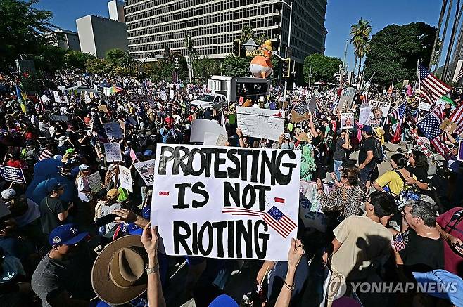 지난 18일(현지시간) 미국 전역에서 진행된 '노 킹스' 시위 [AFP=연합뉴스 자료사진. 재판매 및 DB 금지]