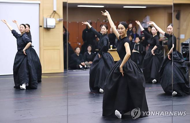 서울시무용단 신작 '미메시스' 연습실 공개 (서울=연합뉴스) 진연수 기자 = 20일 서울 종로구 세종문화회관 예술동에서 열린 서울시무용단 신작 '미메시스: 자연을 담은 8개의 춤' 연습실 공개 및 라운드 인터뷰에서 무용수들이 시연을 하고 있다. 2025.10.20 jin90@yna.co.kr