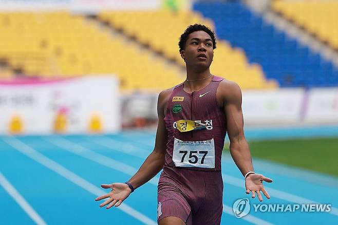 나마디 조엘진, 전국체전 육상 남자 200m 우승 (부산=연합뉴스) 신현우 기자 = 20일 부산 아시아드주경기장에서 열린 제106회 전국체육대회 육상 남자 200m 결승에서 나마디 조엘진(예천군청)이 1등으로 결승선을 통과하고 있다. 2025.10.20 nowwego@yna.co.kr