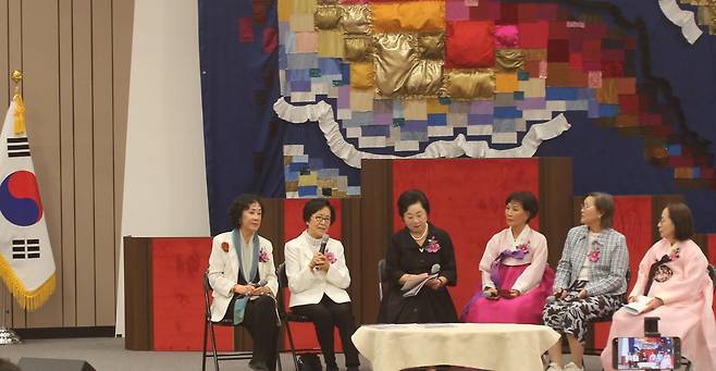 '2025 세계한인여성 정책포럼'에서 발언하는 정미령 교수 (서울=연합뉴스) 박현수 기자 = 지난 13일 서울 여의도 국회박물관에서 열린 세계한인여성협회 주최 '2025 세계한인여성 정책포럼'에서 정미령(왼쪽서 2번째) 영국 옥스퍼드대 명예교수가 영국과 한국의 교육 제도에 관해 설명하고 있다. 2025. 10. 13. phyeonsoo@yna.co.kr