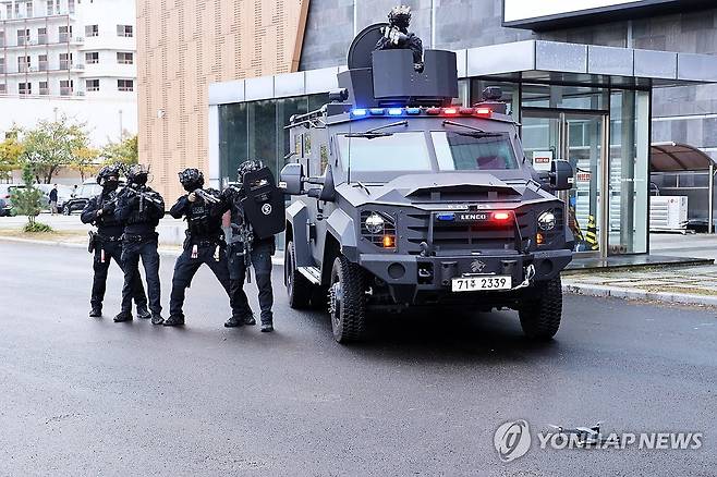 땅에 떨어진 드론 (경주=연합뉴스) 손대성 기자 = 아시아태평양경제협력체(APEC) 정상회의를 앞두고 20일 경북 경주화백컨벤션센터에서 경북경찰청 소속 경찰특공대가 드론을 동원해 대테러훈련을 하고 있다. 2025.10.20 sds123@yna.co.kr