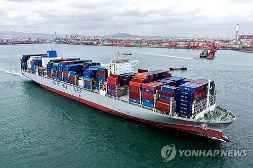 중국 무역항의 컨테이너선 [AFP 연합뉴스 자료사진. 재판매 및 DB 금지]