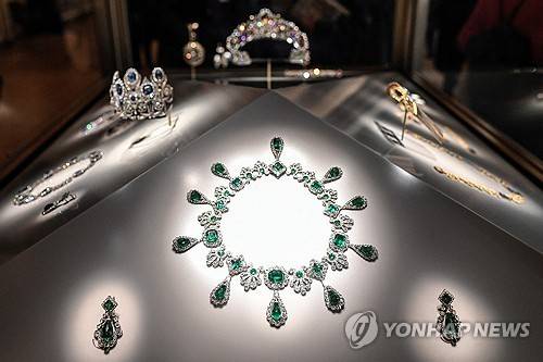 도난당한 나폴레옹 1세 부인 마리 루이즈 황후의 에메랄드 목걸이·귀걸이 세트.  [AFP 연합뉴스 자료사진. 재판매 및 DB 금지]