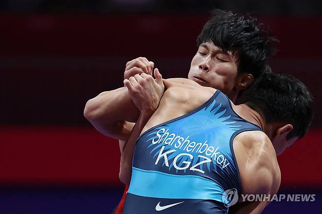 레슬링 60kg급 8강전 펼치는 정한재 (항저우=연합뉴스) 신현우 기자 = 4일 중국 저장성 항저우 린안 스포츠문화전시센터에서 열린 제19회 항저우 아시안게임 레슬링 남자 그레코로만형 60kg급 8강에서 한국 정한재가 키르기스스탄 조라만 사센베코프를 상대하고 있다. 2023.10.4 nowwego@yna.co.kr