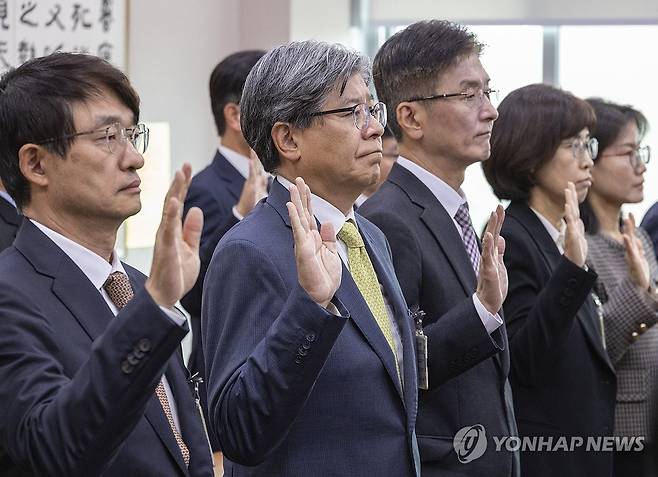 법사위 국감에서 증인 선서하는 김재호 춘천지방법원장 (서울=연합뉴스) 황광모 기자 = 김재호 춘천지방법원장이 20일 국회 법제사법위원회에서 열린 2025년도 서울고법과 수원고법, 서울중앙지법 등 수도권, 강원 지역 법원에 대한 국정감사에 출석해 증인 선서를 하고 있다. 2025.10.20 hkmpooh@yna.co.kr