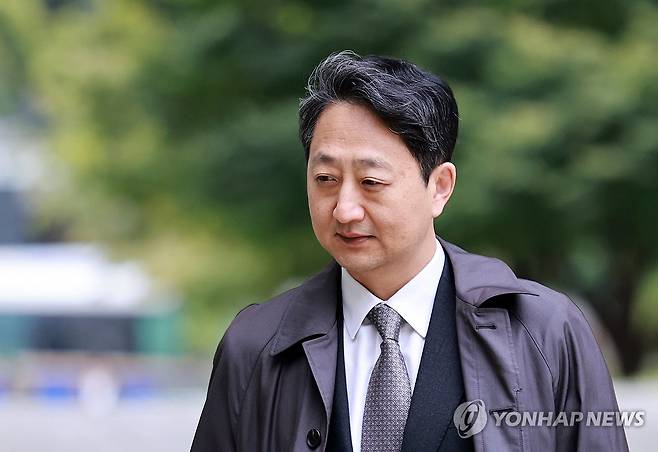 안덕근 전 장관, '내란 방조혐의' 한덕수 재판 증인 출석 (서울=연합뉴스) 홍해인 기자 = 안덕근 전 산업통상자원부 장관이 20일 서초구 서울중앙지방법원에서 열린 한덕수 전 국무총리의 내란 우두머리 방조 및 위증 등 혐의 사건 재판에 증인으로 출석하고 있다. 2025.10.20 hihong@yna.co.kr