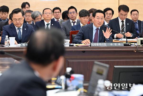 유정복 인천시장이 20일 인천시청에서 열린 인천시에 대한 국회 행정안전위원회 국정감사에서 위원들의 질의에 답하고 있다. 2025.10.20 /김용국기자yong@kyeongin.com