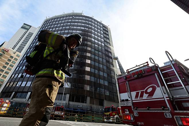 ▲ 21일 서울광장 인근 서울센터빌딩에서 화재가 발생해 소방대원들이 진화 작업을 하고 있다. /연합뉴스