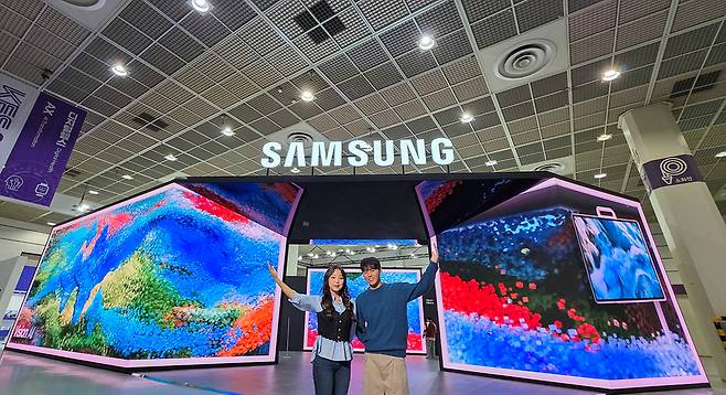 ▲ 삼성전자가 서울 코엑스에서 열리는 한국전자전에 참가해 다양한 환경속 일상을 혁신하는 최신 AI제품과 기술을 선보이고 있다. /사진제공=삼성전자