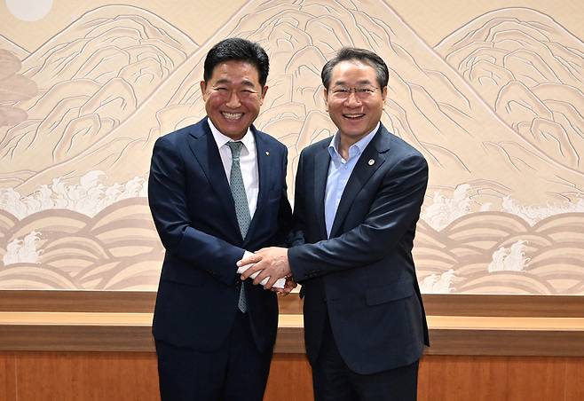 ▲ 유정복 인천시장이 지난 7월25일 박종범 세계한인경제무역협회 회장을 만나 세계한인경제인대회 추진 상황을 논의하고 있다.&nbsp;/사진제공=인천시