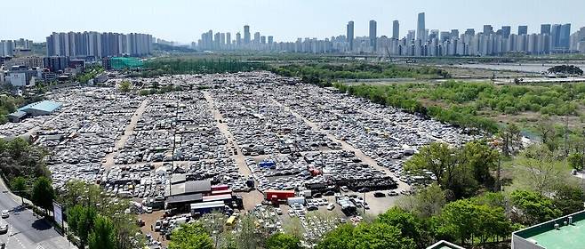 ▲&nbsp;인천 연수구 옛 송도유원지에 조성된 중고차 수출단지. /인천일보 DB