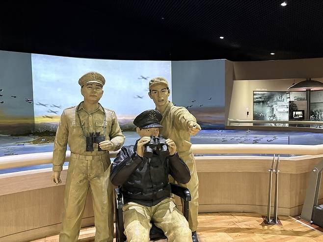 ▲ 인천상륙작전 당시 전개 상황을 재현한 디오라마(모형 전시). 입체 조형물 뒤편에는 군함과 상륙정이 인천 앞바다로 진입하는 장면이 구현돼 있어 작전 흐름을 한눈에 살펴볼 수 있다.