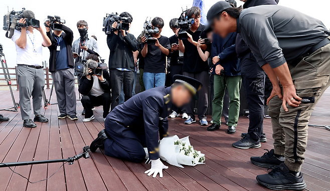 ▲ 지난 9월 22일 인천시 옹진군 영흥면 하늘고래전망대에서 고 이재석 경사 순직 당시 당직 팀장이 유가족에게 무릎을 꿇고 사죄하고 있다. /이재민 기자 leejm@incheonilbo.com