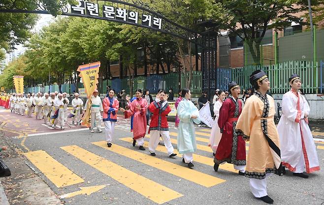 지난 18일 인천 연수구 옥련 문화의 거리 일대에서 능허대 문화축제 하이라이트인 '백제사신 퍼레이드'가 펼쳐지고 있다. 사진=연수구청