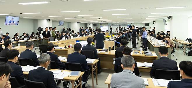 21일 오전 경기도청 율곡홀에서 열린 2025 행정안전위원회 국정감사에서 김동연 경기도지사가 인사말을 하고 있다.