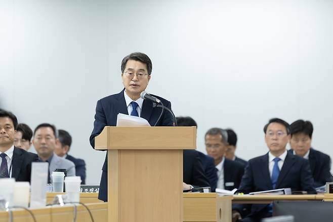 21일 오전 경기도청 율곡홀에서 열린 2025 행정안전위원회 국정감사에서 김동연 경기도지사가 인사말을 하고 있다. 사진=경기도청