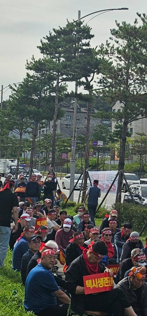 전국운수서비스산업노동조합 화성오산 택시노조원들이 9월 22일부터 화성시청 앞에서 화성시의 협약파기 주장에 반발하며 92대 증차를 하루 빨리 시행하라고 촉구하고 있다. [사진출처 = 조흥운수 김현민 노조위원장]