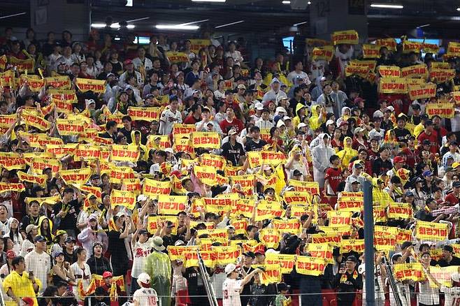 지난 7월31일 광주 기아챔피언스필드에서 열린 KIA 타이거즈와 두산 베어스의 경기. 무더위에도 불구하고 관중석을 메운 야구팬들이 응원전을 펼치고 있다. /사진=KIA 타이거즈 제공