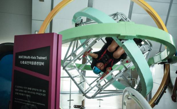 우주비행사가 겪을 수 있는 우주멀미 등 평형감각 이상현상을 체험하는 다축회전적응훈련장비. /최현배 기자