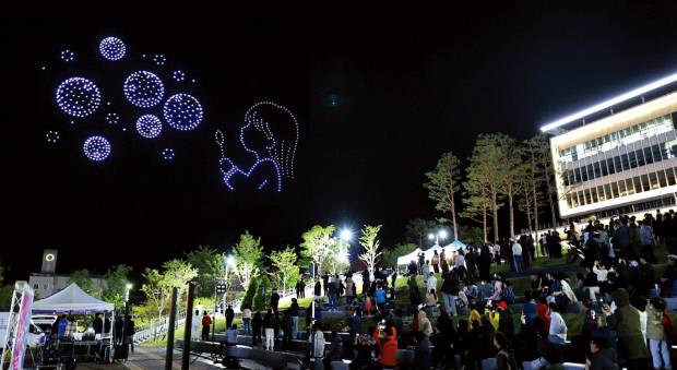 녹동항을 배경으로 화려한 드론쇼가 펼쳐지고 있다. <고흥군 제공>